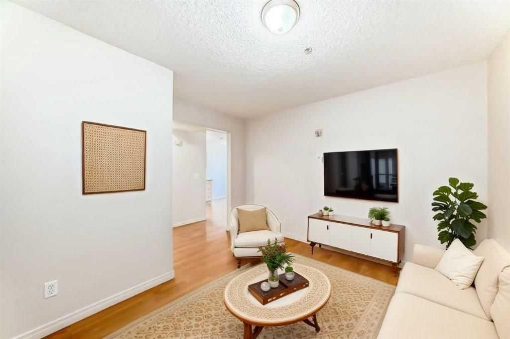 3103-1620 70 Street Se, Calgary, AB - Indoor Photo Showing Living Room