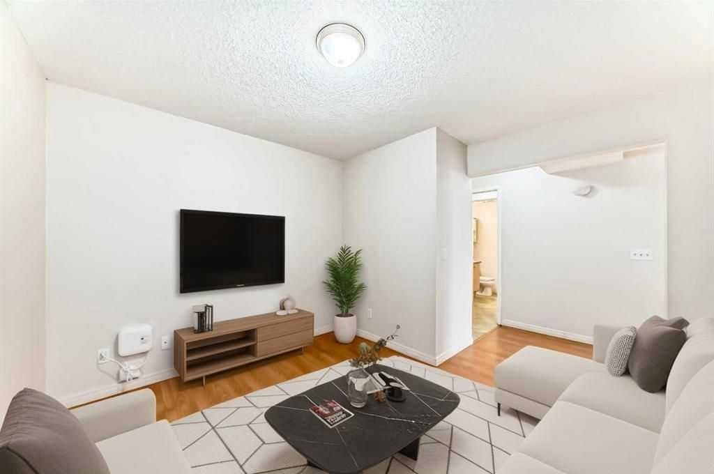 3103-1620 70 Street Se, Calgary, AB - Indoor Photo Showing Living Room