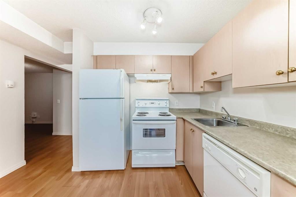 3103-1620 70 Street Se, Calgary, AB - Indoor Photo Showing Kitchen