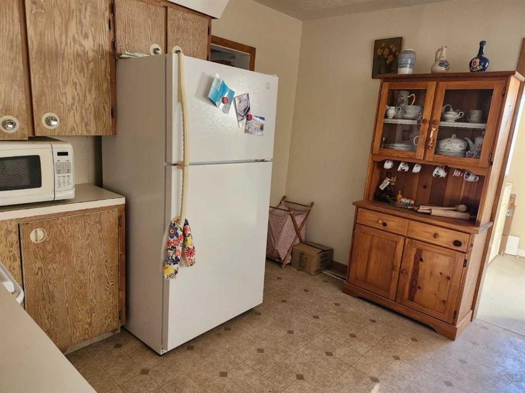 217 1 Street North, Lomond, AB - Indoor