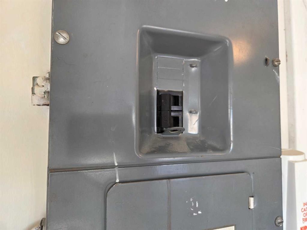 217 1 Street North, Lomond, AB - Indoor