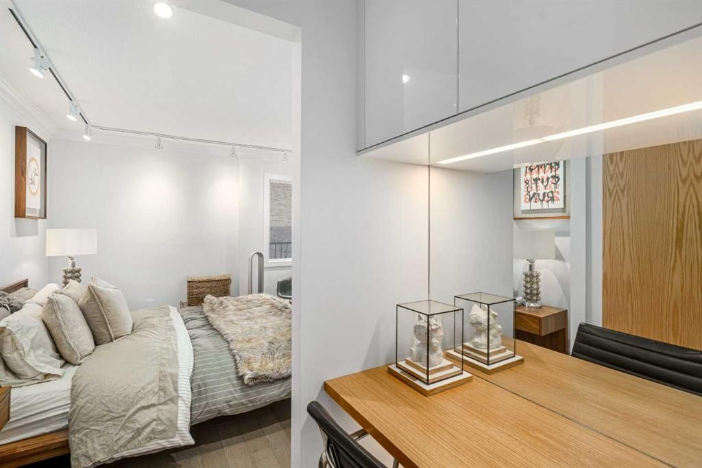 71D-231 Heritage Drive Se, Calgary, AB - Indoor Photo Showing Bedroom