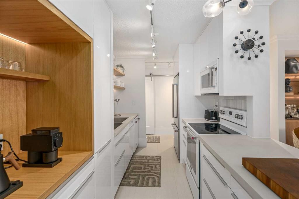 71D-231 Heritage Drive Se, Calgary, AB - Indoor Photo Showing Kitchen
