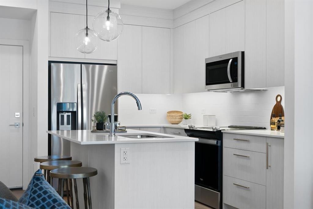 3314-6 Merganser Drive West, Chestermere, AB - Indoor Photo Showing Kitchen With Upgraded Kitchen