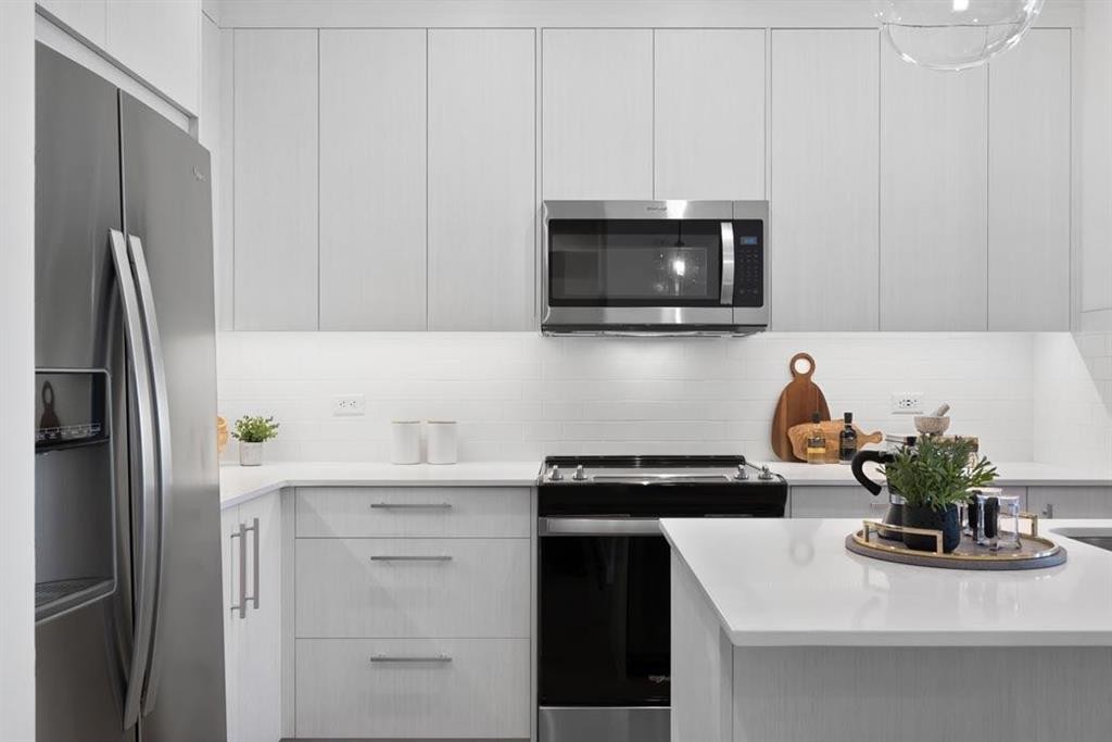 3314-6 Merganser Drive West, Chestermere, AB - Indoor Photo Showing Kitchen With Upgraded Kitchen