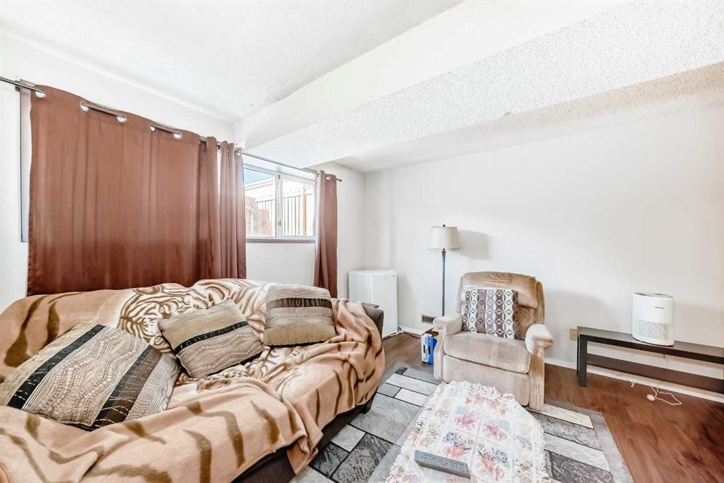 27 Martinview Crescent Ne, Calgary, AB - Indoor Photo Showing Bedroom