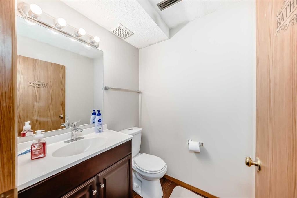 27 Martinview Crescent Ne, Calgary, AB - Indoor Photo Showing Bathroom