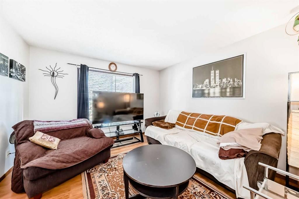27 Martinview Crescent Ne, Calgary, AB - Indoor Photo Showing Living Room