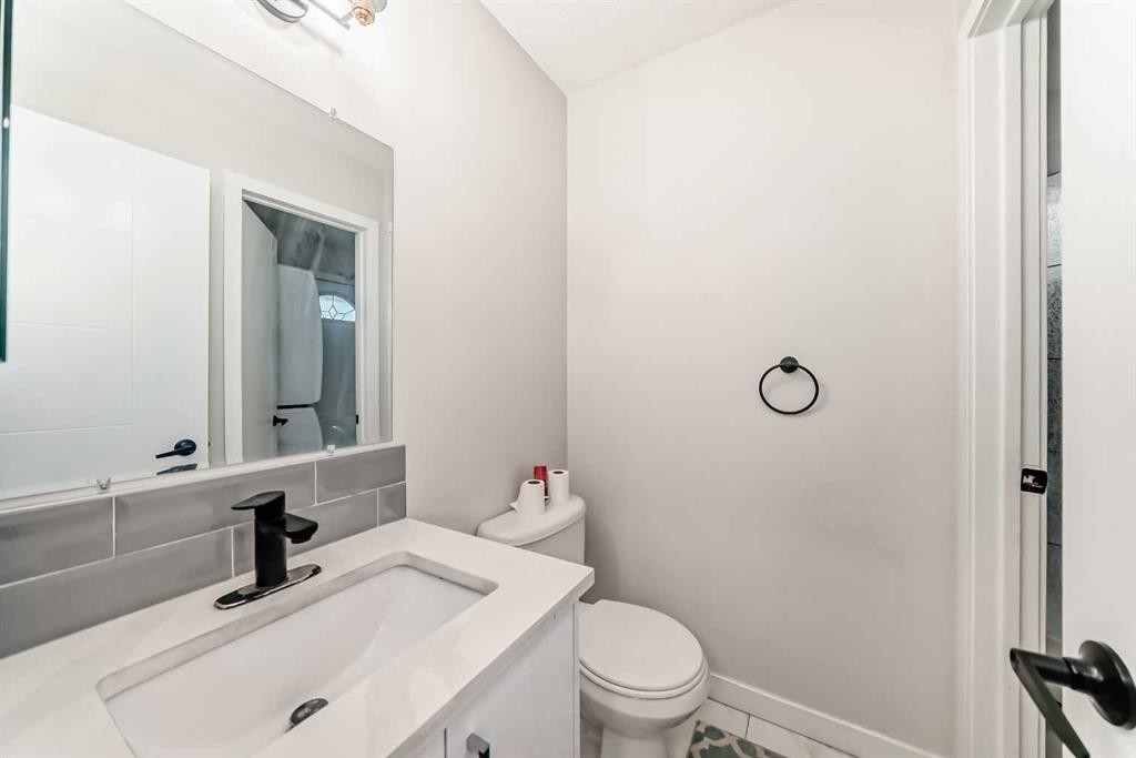 6712 23 Avenue Ne, Calgary, AB - Indoor Photo Showing Bathroom