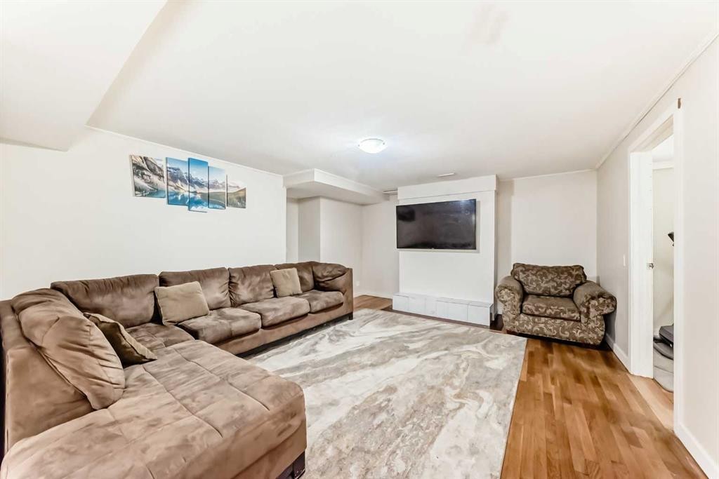 6712 23 Avenue Ne, Calgary, AB - Indoor Photo Showing Living Room