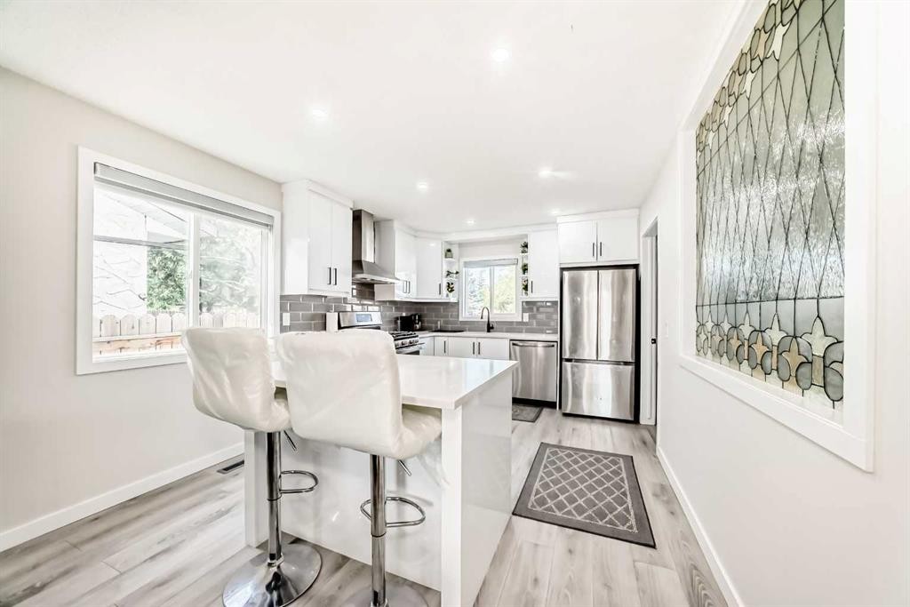 6712 23 Avenue Ne, Calgary, AB - Indoor Photo Showing Dining Room