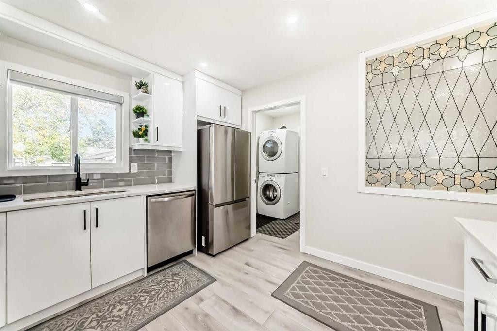 6712 23 Avenue Ne, Calgary, AB - Indoor Photo Showing Kitchen