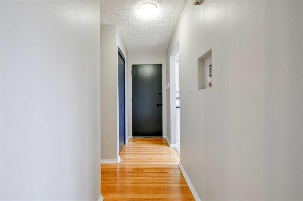 2705 38 Street Sw, Calgary, AB - Indoor Photo Showing Other Room