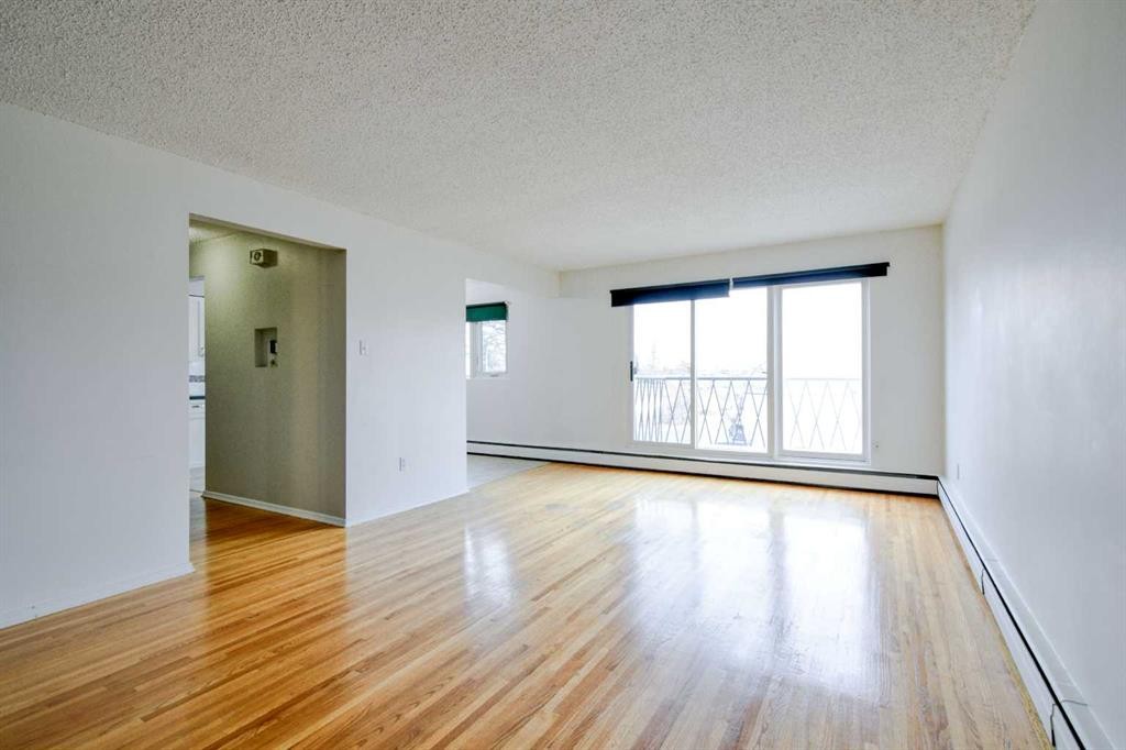 2705 38 Street Sw, Calgary, AB - Indoor Photo Showing Other Room