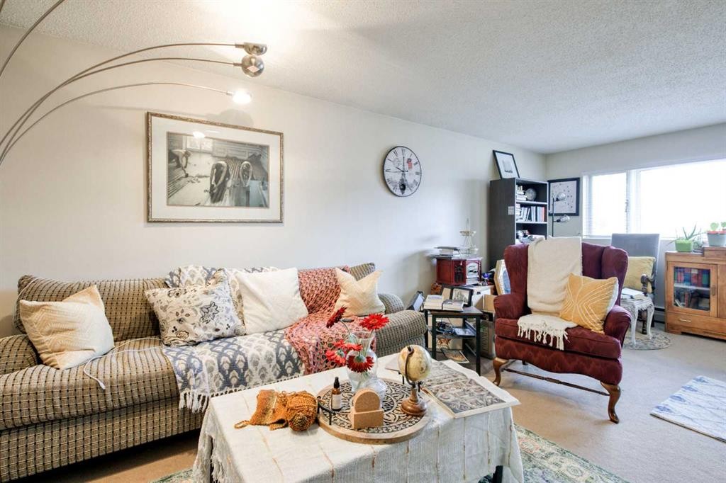 2705 38 Street Sw, Calgary, AB - Indoor Photo Showing Living Room