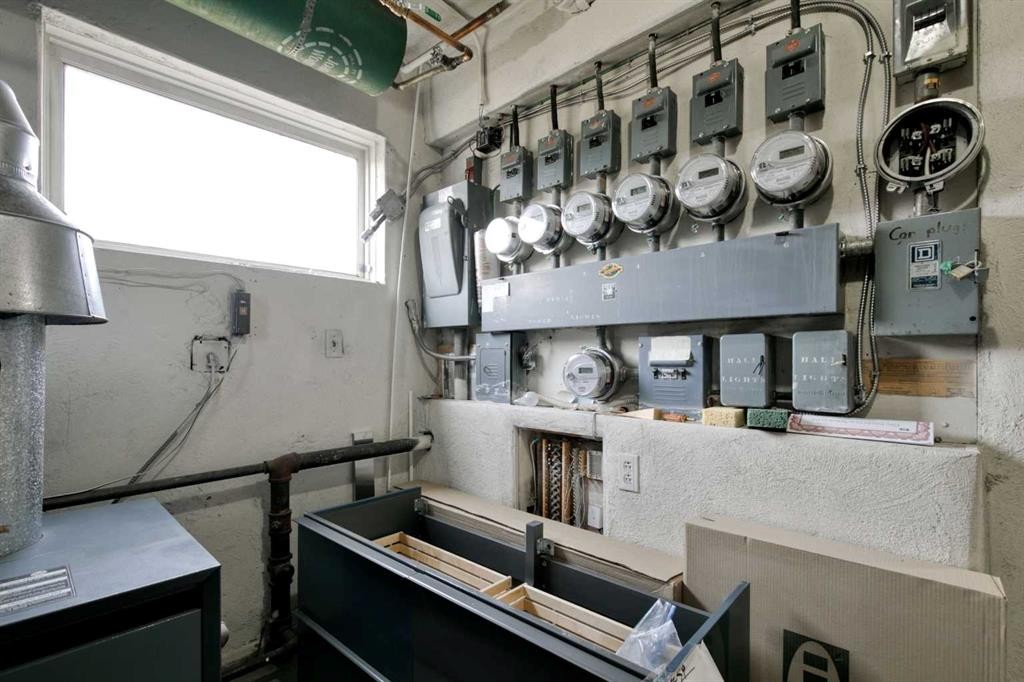 2705 38 Street Sw, Calgary, AB - Indoor