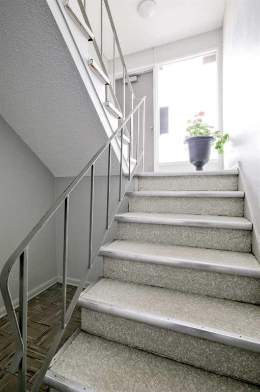 2705 38 Street Sw, Calgary, AB - Indoor Photo Showing Other Room