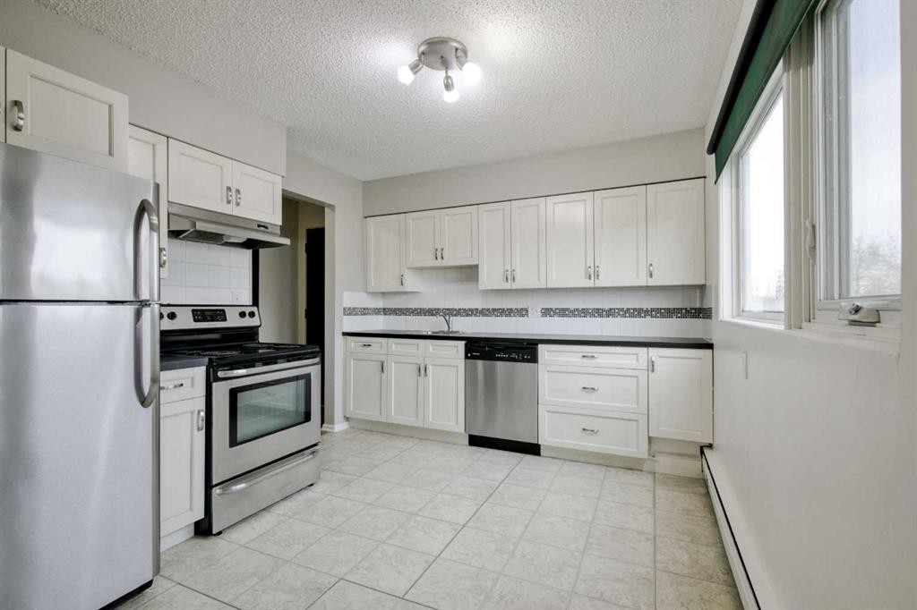 2705 38 Street Sw, Calgary, AB - Indoor Photo Showing Kitchen