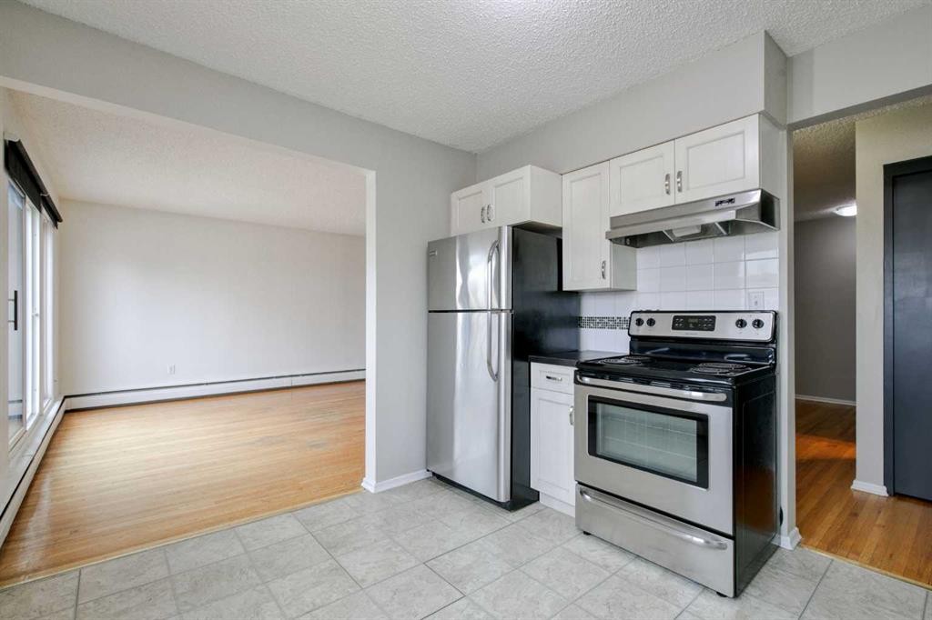 2705 38 Street Sw, Calgary, AB - Indoor Photo Showing Kitchen