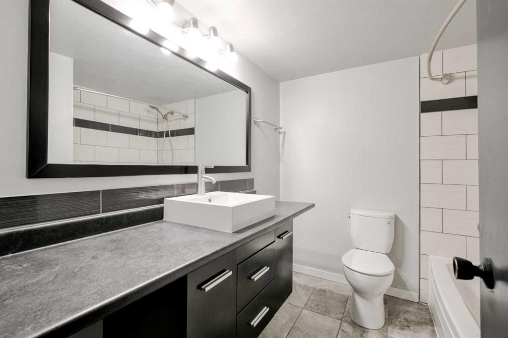 2705 38 Street Sw, Calgary, AB - Indoor Photo Showing Bathroom
