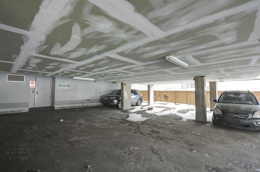 104-1720 13 Street Sw, Calgary, AB - Indoor Photo Showing Garage