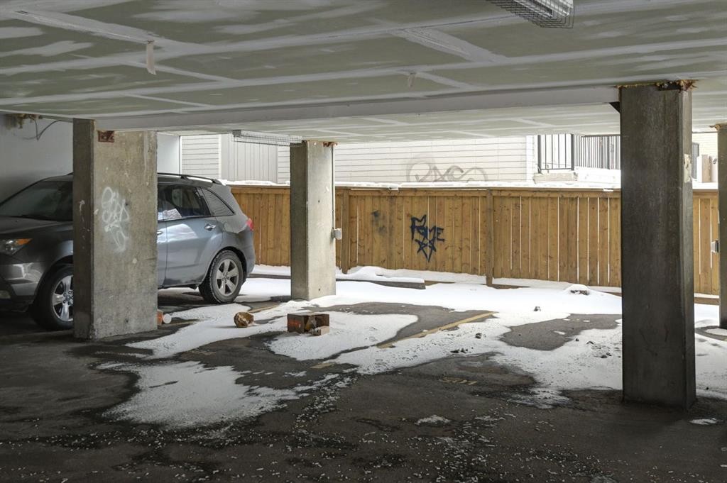 104-1720 13 Street Sw, Calgary, AB - Photo Showing Garage