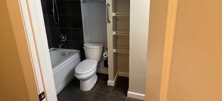 2607-211 13 Avenue Se, Calgary, AB - Indoor Photo Showing Bathroom