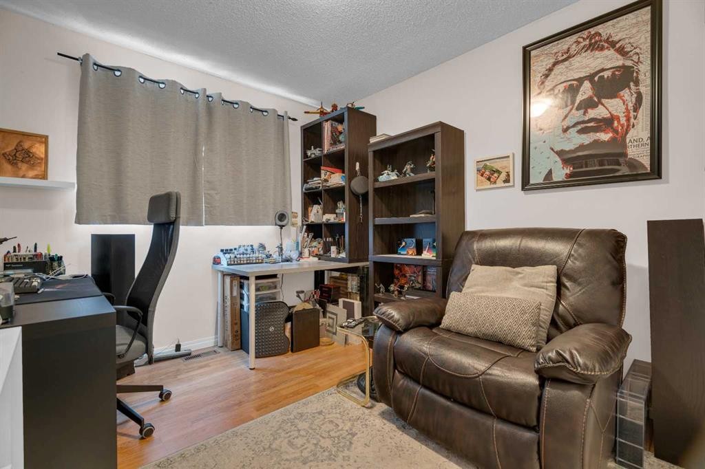 3 Booth Crescent, Irricana, AB - Indoor Photo Showing Office