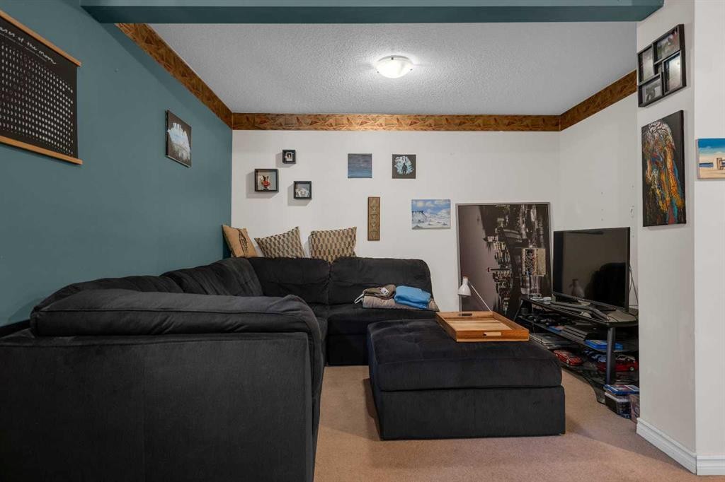 3 Booth Crescent, Irricana, AB - Indoor Photo Showing Living Room