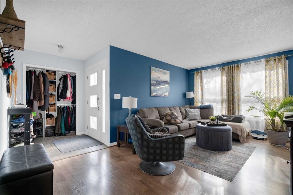 3 Booth Crescent, Irricana, AB - Indoor Photo Showing Living Room