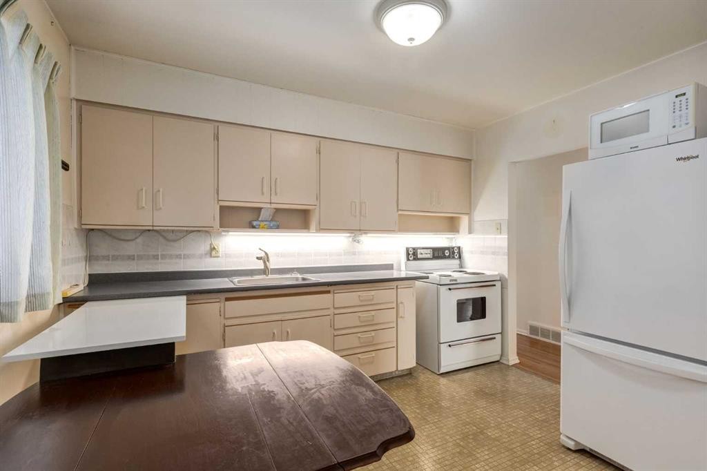 3519 40 Street Sw, Calgary, AB - Indoor Photo Showing Kitchen
