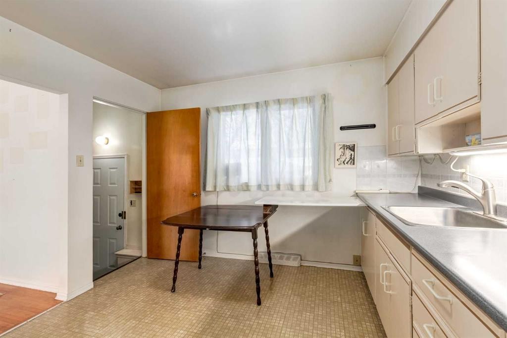 3519 40 Street Sw, Calgary, AB - Indoor Photo Showing Kitchen