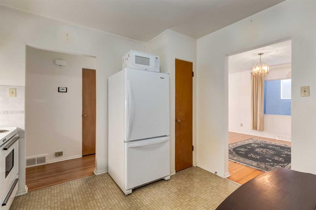 3519 40 Street Sw, Calgary, AB - Indoor Photo Showing Kitchen