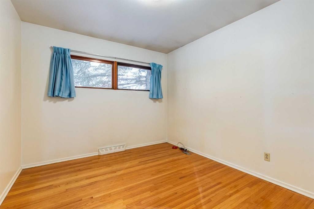 3519 40 Street Sw, Calgary, AB - Indoor Photo Showing Other Room