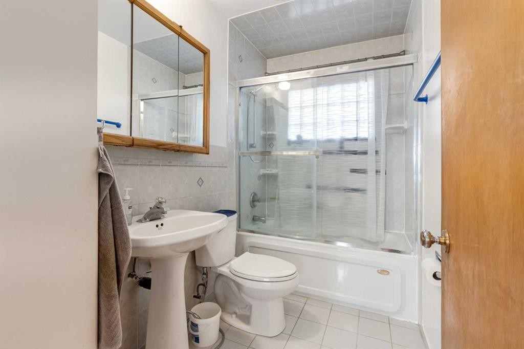 3519 40 Street Sw, Calgary, AB - Indoor Photo Showing Bathroom
