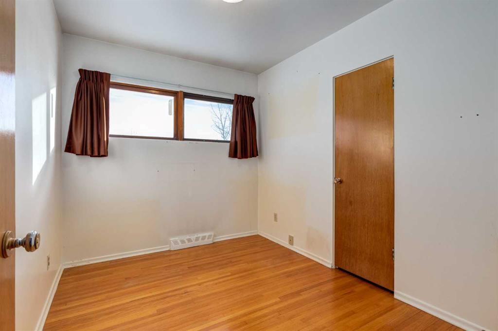 3519 40 Street Sw, Calgary, AB - Indoor Photo Showing Other Room