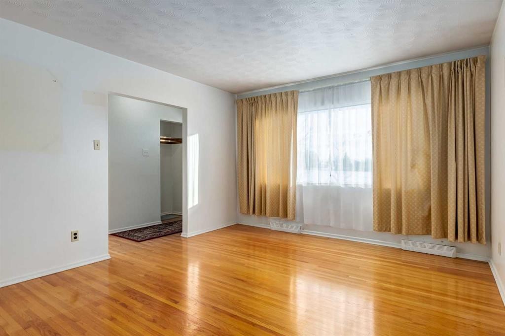 3519 40 Street Sw, Calgary, AB - Indoor Photo Showing Other Room