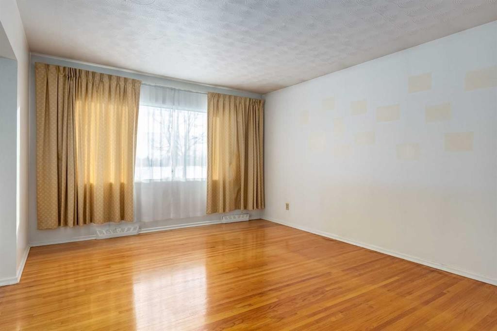 3519 40 Street Sw, Calgary, AB - Indoor Photo Showing Other Room