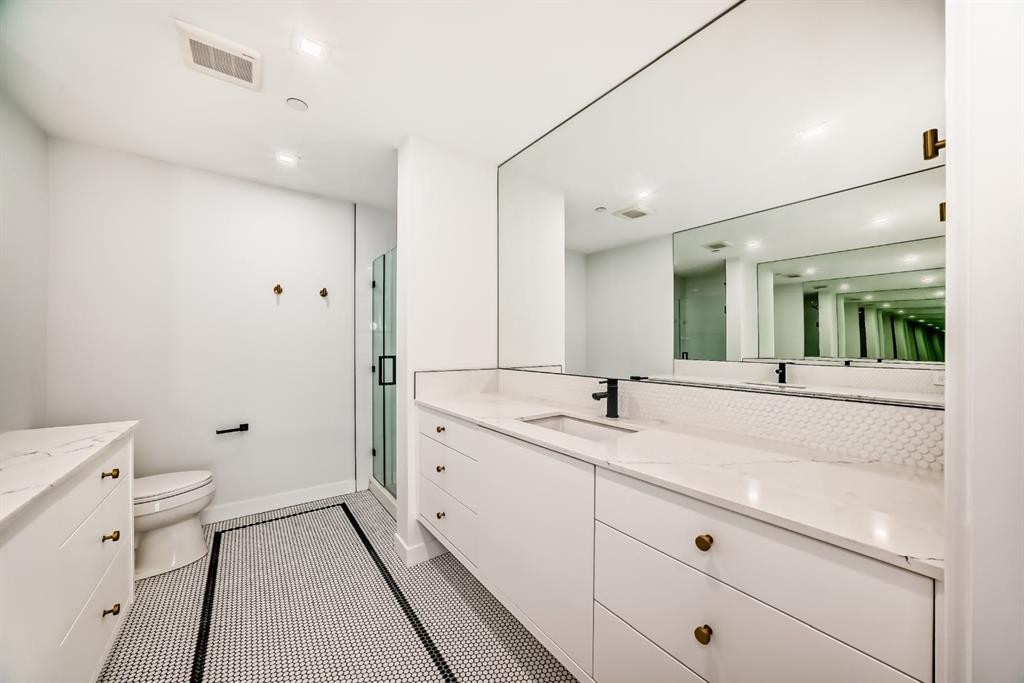 410-8505 Broadcast Avenue Sw, Calgary, AB - Indoor Photo Showing Bathroom