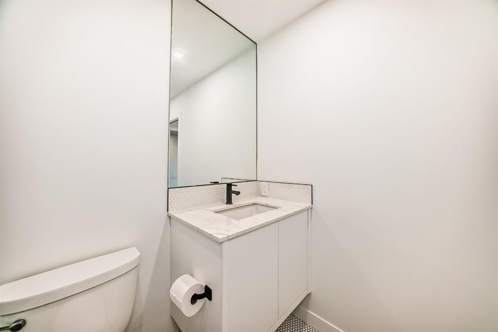410-8505 Broadcast Avenue Sw, Calgary, AB - Indoor Photo Showing Bathroom