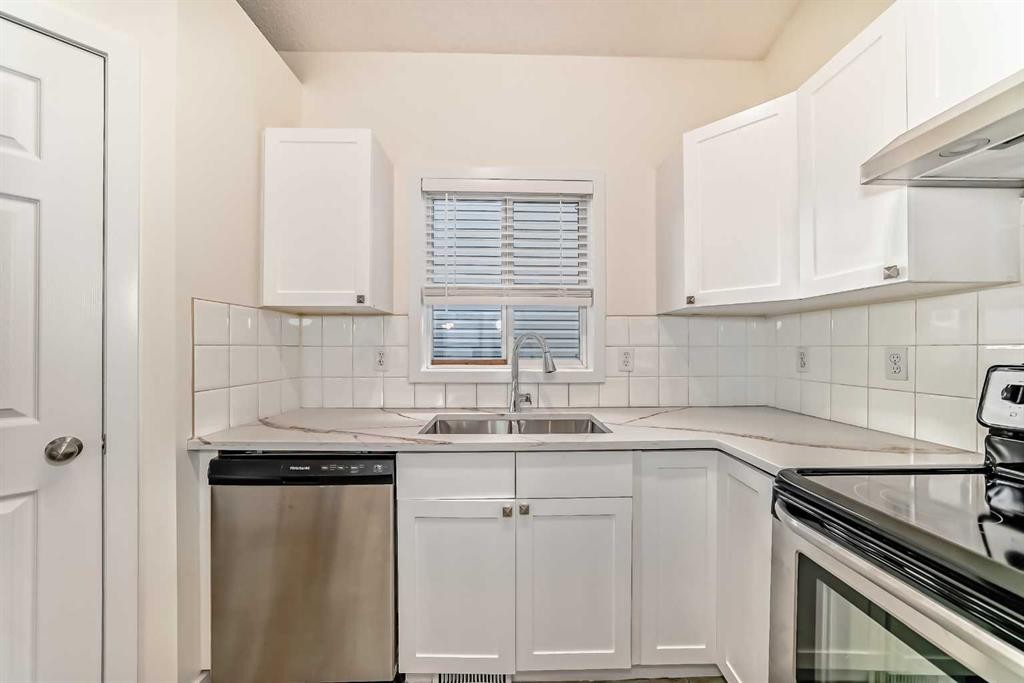 92 Martha'S Haven Gardens Ne, Calgary, AB - Indoor Photo Showing Kitchen With Double Sink