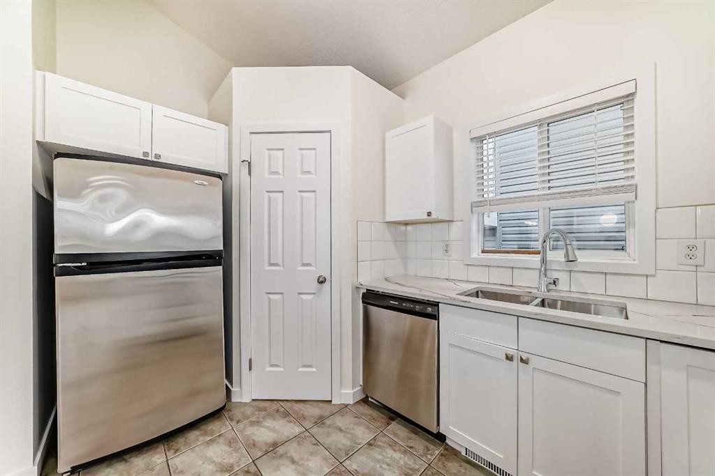 92 Martha'S Haven Gardens Ne, Calgary, AB - Indoor Photo Showing Kitchen With Double Sink