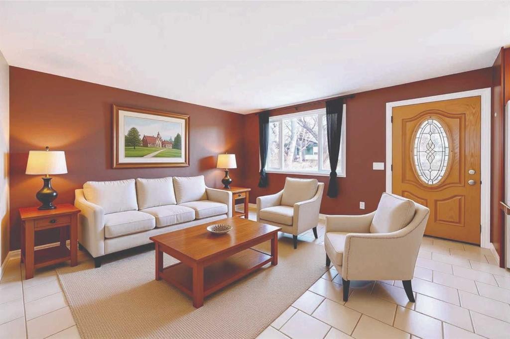 3042 31A Street Se, Calgary, AB - Indoor Photo Showing Living Room