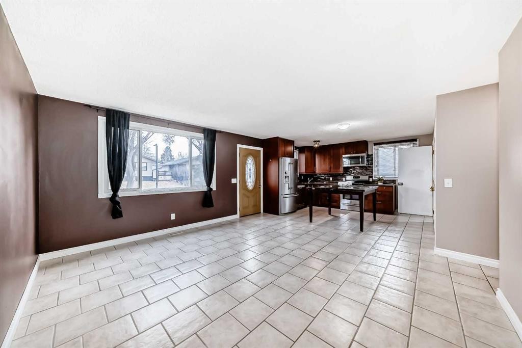 3042 31A Street Se, Calgary, AB - Indoor Photo Showing Other Room
