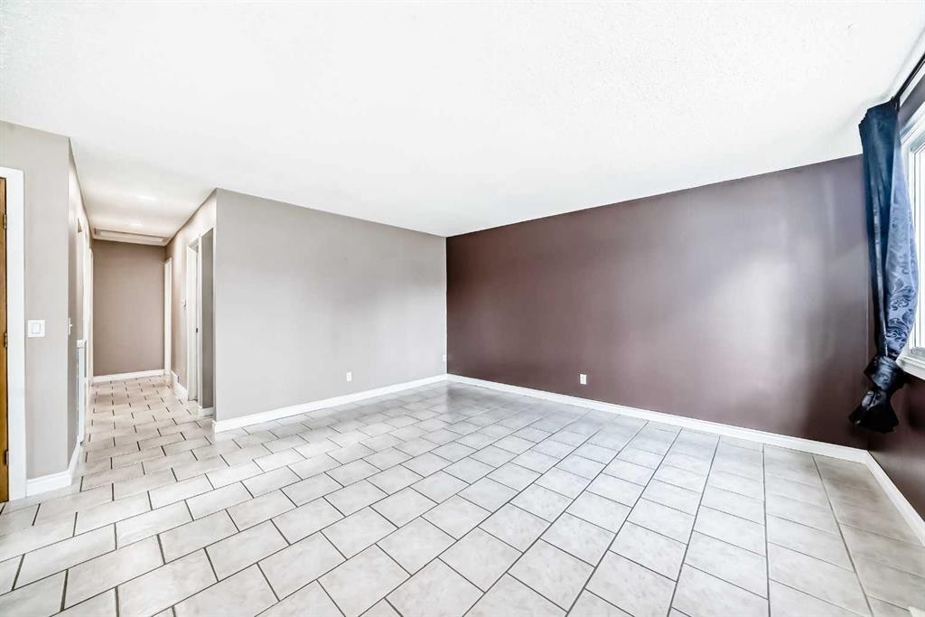 3042 31A Street Se, Calgary, AB - Indoor Photo Showing Other Room