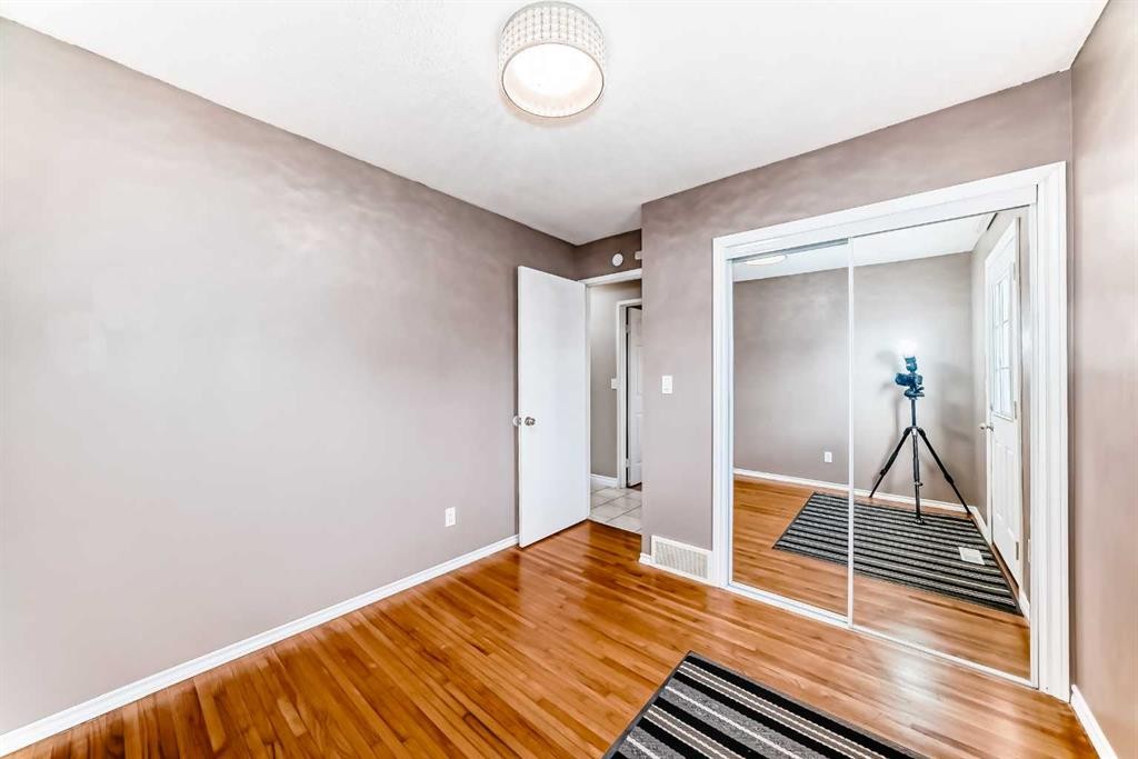 3042 31A Street Se, Calgary, AB - Indoor Photo Showing Other Room