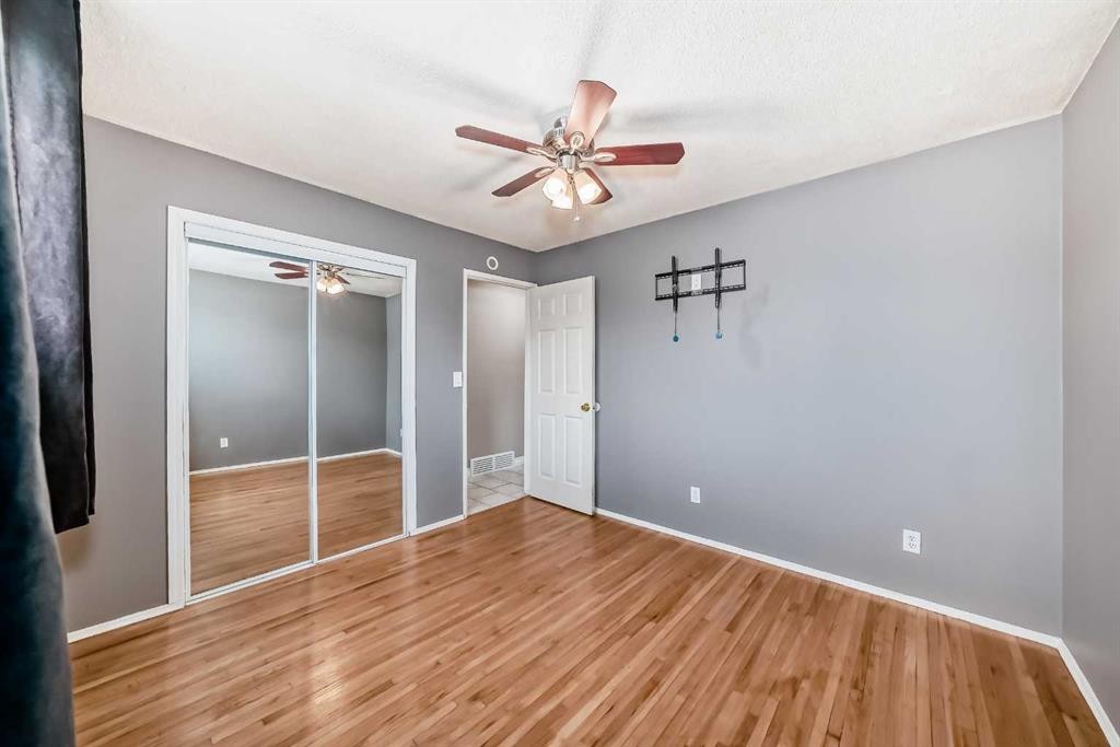3042 31A Street Se, Calgary, AB - Indoor Photo Showing Other Room
