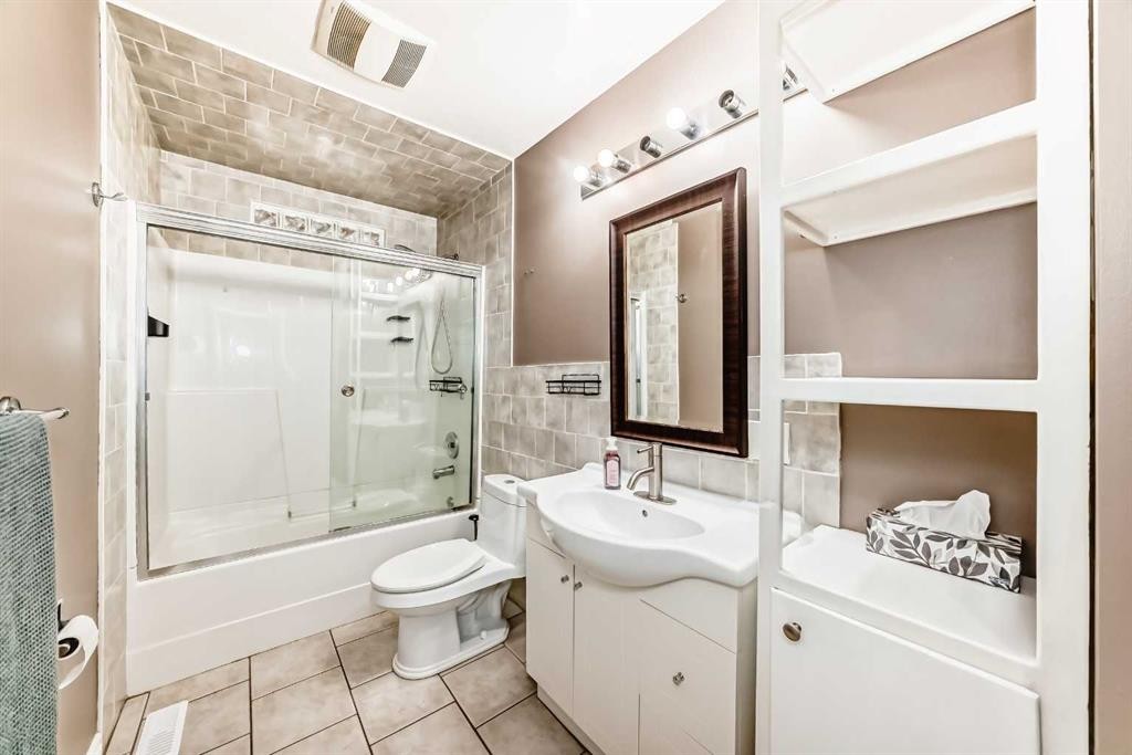 3042 31A Street Se, Calgary, AB - Indoor Photo Showing Bathroom