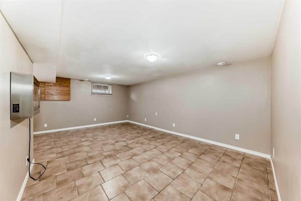 3042 31A Street Se, Calgary, AB - Indoor Photo Showing Other Room