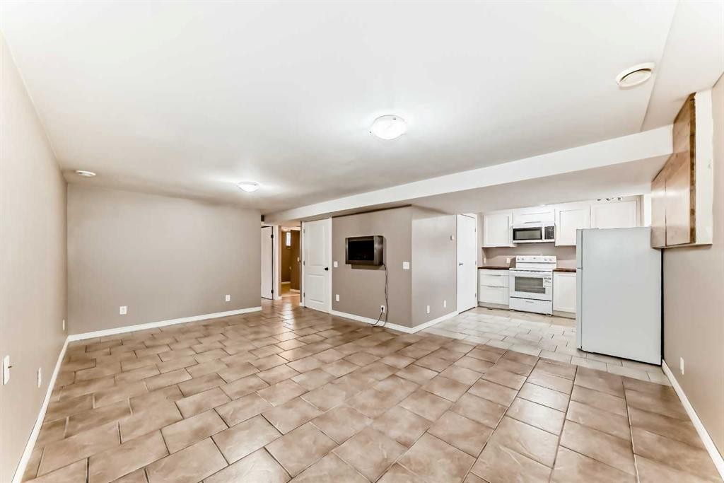 3042 31A Street Se, Calgary, AB - Indoor